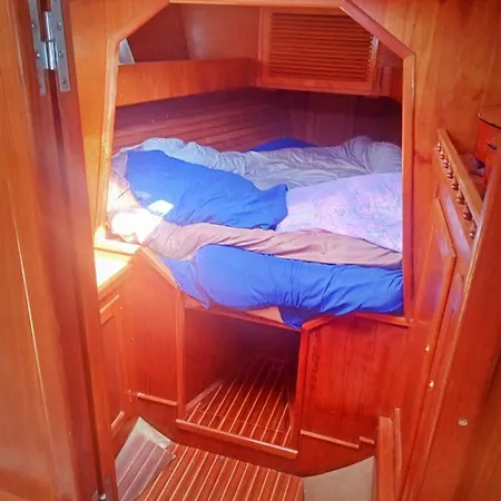 A Night On A Yacht Bådhotel Pylos