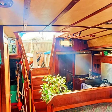 A Night On A Yacht 船上ホテル